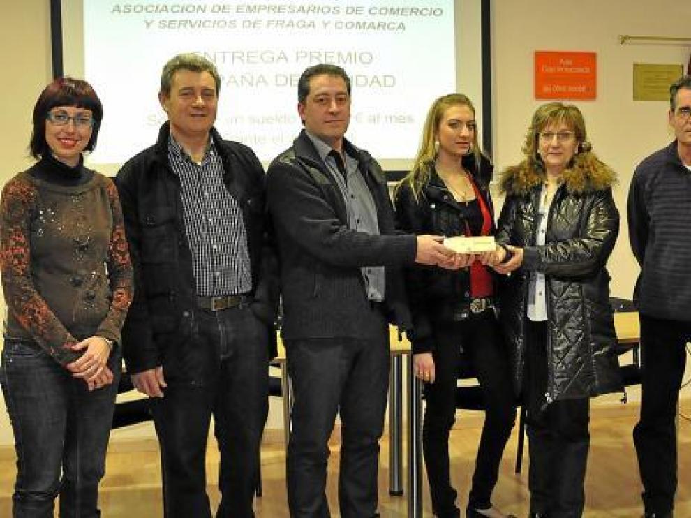 Manolita Labrador recibió ayer de manos del presidente de la asociación el primer talón del premio.