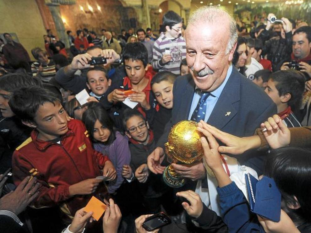 El seleccionador nacional, Vicente del Bosque, porta la Copa del Mundo durante un acto público de la Federación Española.