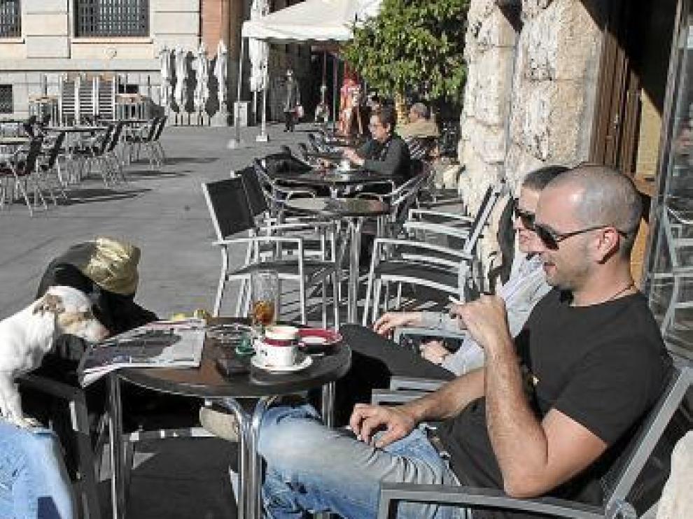 Los vecinos de Teruel dejaron ayer los abrigos en casa.