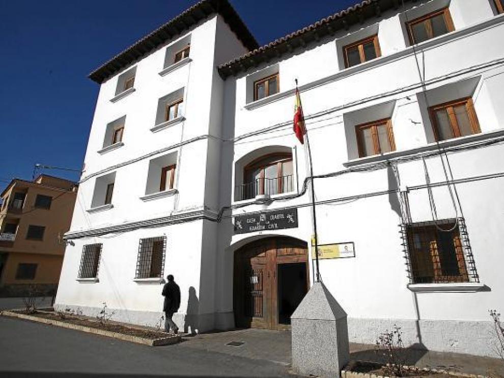 Las termitas atacan la carpintería del cuartel de Sarrión, rehabilitado en los años noventa.