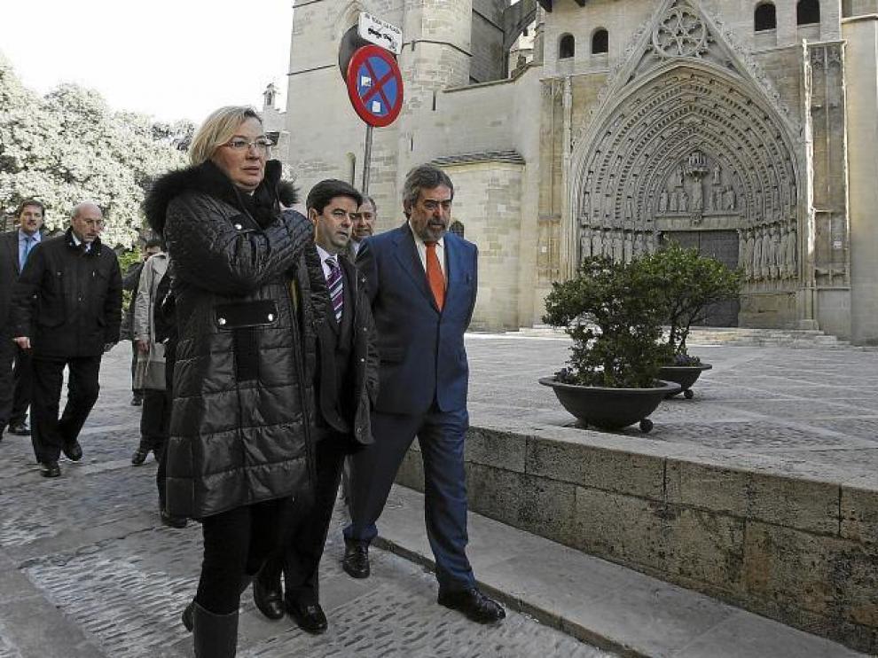 Eva Almunia, Luis Felipe y Juan Alberto Belloch paseando frente a la catedral de Huesca tras la reunión del consorcio.