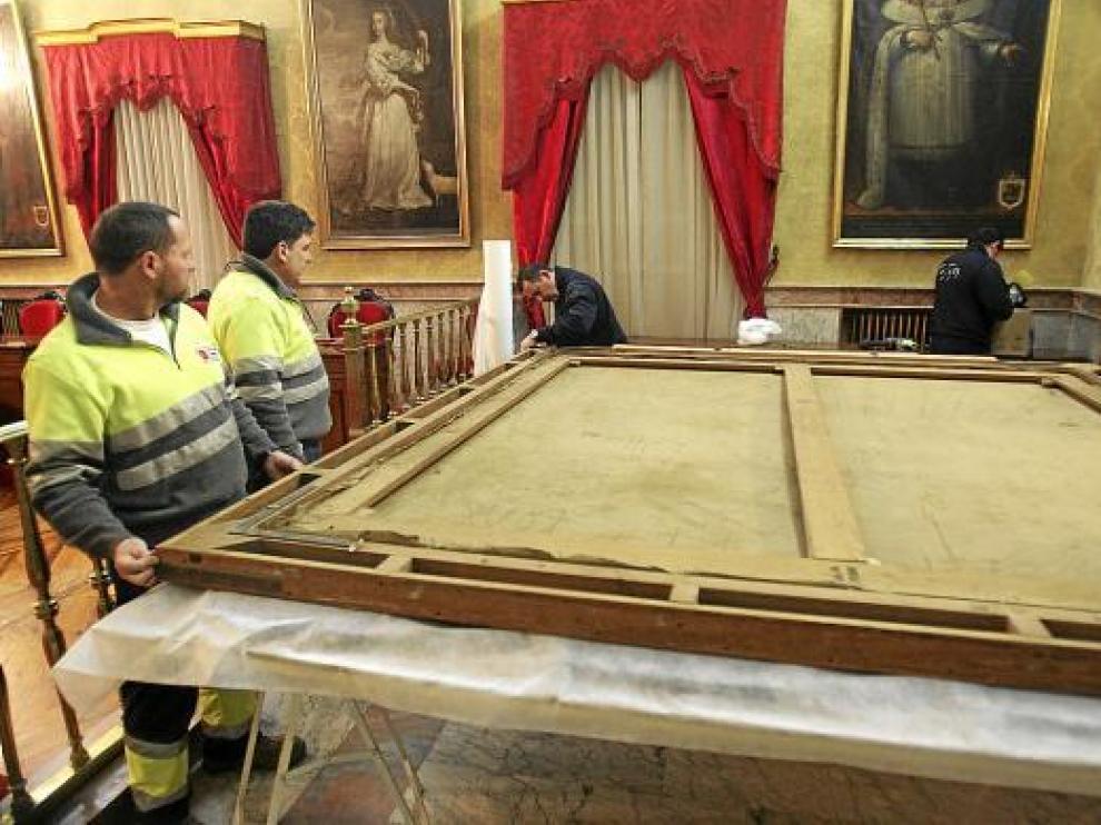 El embalaje del cuadro por parte de los operarios del Prado se realizó durante la mañana de ayer.