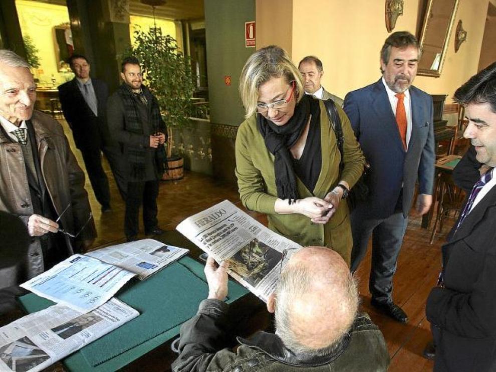 Uno de los socios que ayer leía la prensa en el Círculo Oscense enseñó a Almunia y a Belloch la portada de HERALDO DE ARAGÓN.