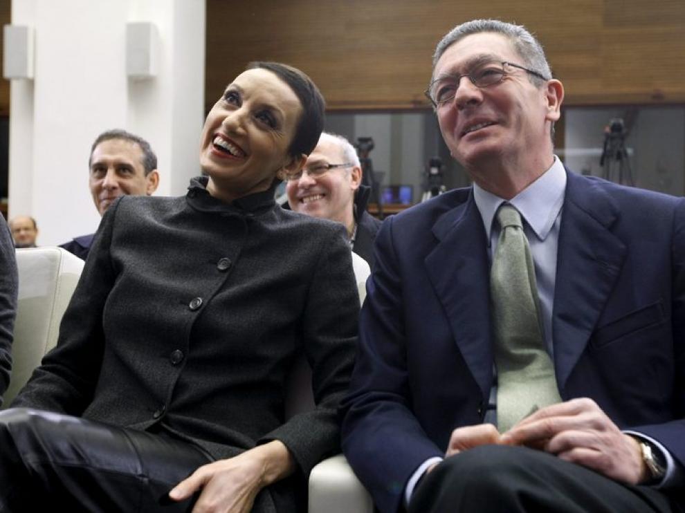 Luz Casal, con el alcalde de Madrid, en la presentación del concierto para el 4 de febrero