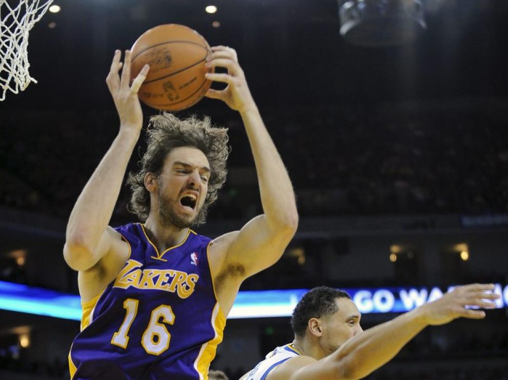 Pau Gasol lucha por el balón contra Dan Gadzuric, de los Golden State Warriors