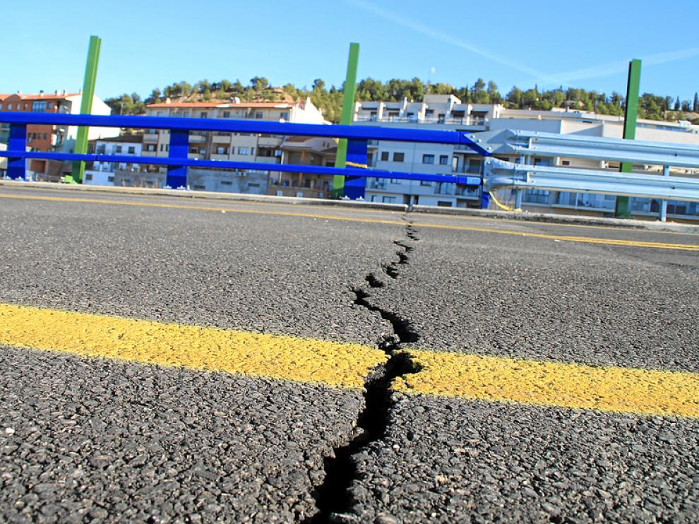 El viaducto construido sobre el Guadalope se agrieta
