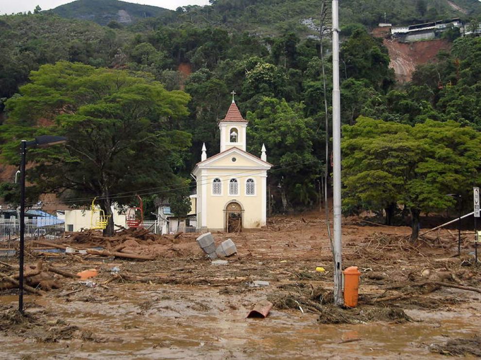 Iglesia sepultada por el agua.