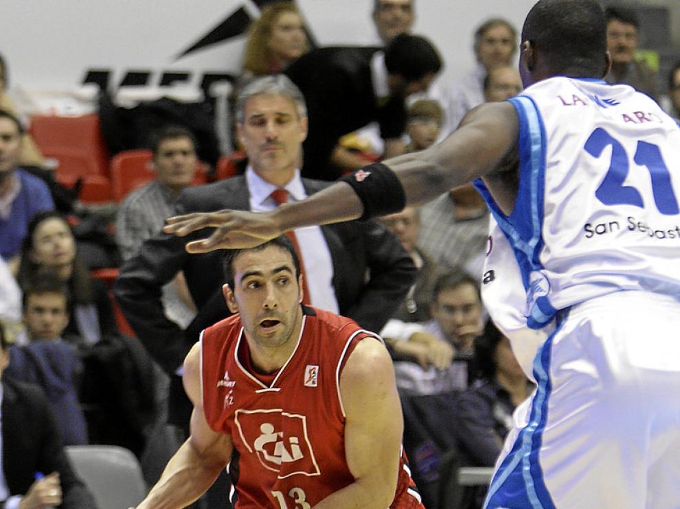 Paolo Quinteros trata de marcharse de Kone, jugador del Lagun Aro, en el duelo del miércoles.