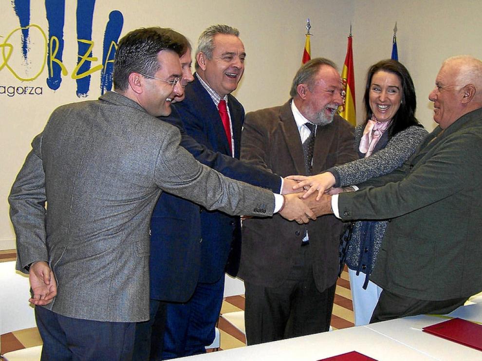 Los responsables de las instituciones y entidades implicadas en el convenio, tras la firma.