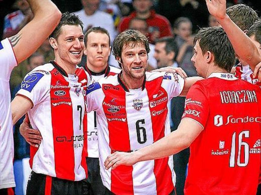 Los jugadores del Asseco Resovia Rzeszow celebran el pase a cuartos de final.