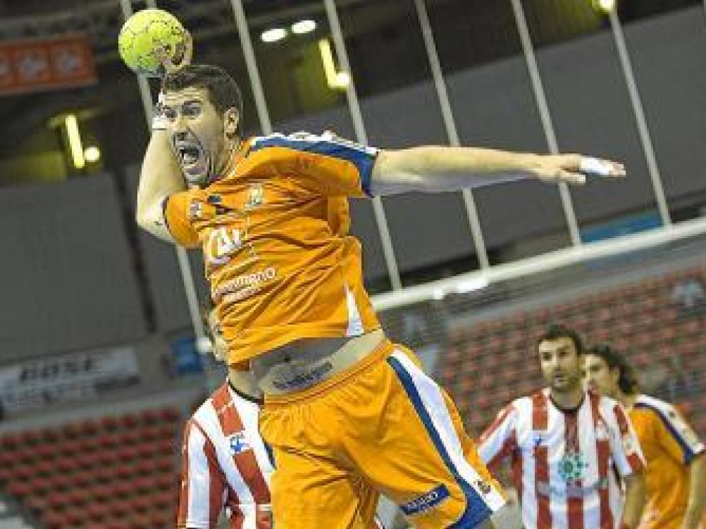 Alberto Val intenta un lanzamiento.
