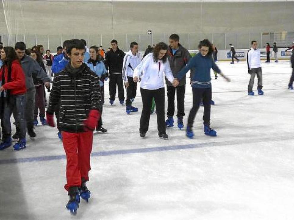 Usuarios en la pista de hielo de Jaca en una jornada lúdica.
