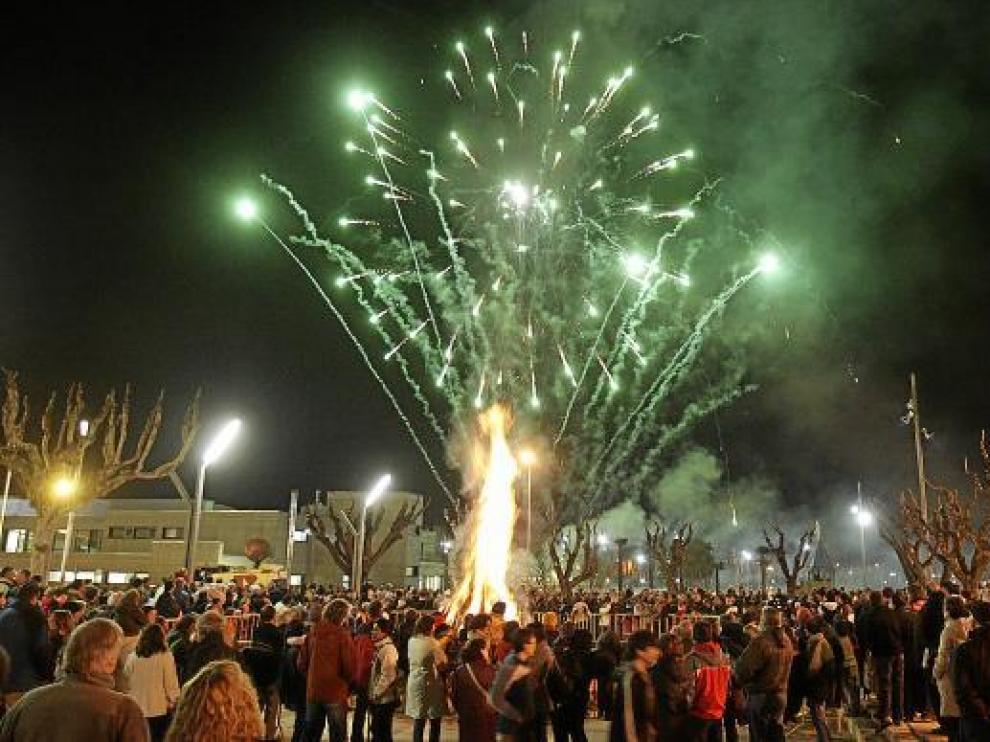 La hoguera de San Vicente, en la plaza de Mosén Demetrio Segura, es el acto más concurrido.