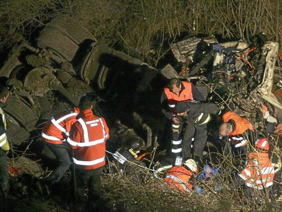 Las emergencias tuvieron que trabajar casi tres horas para poder rescatar al camionero, que quedó atrapado en la cabina.