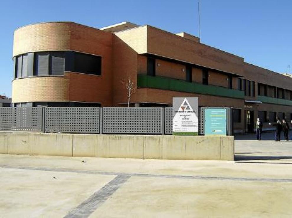 Unos vecinos contemplaban ayer la residencia de mayores de Alfamén.