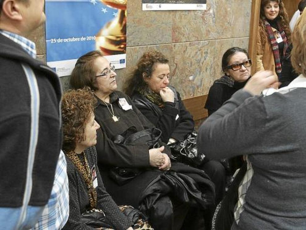 Familiares de Benito Ríos, uno de los jóvenes fallecidos, en la Audiencia de Huesca.