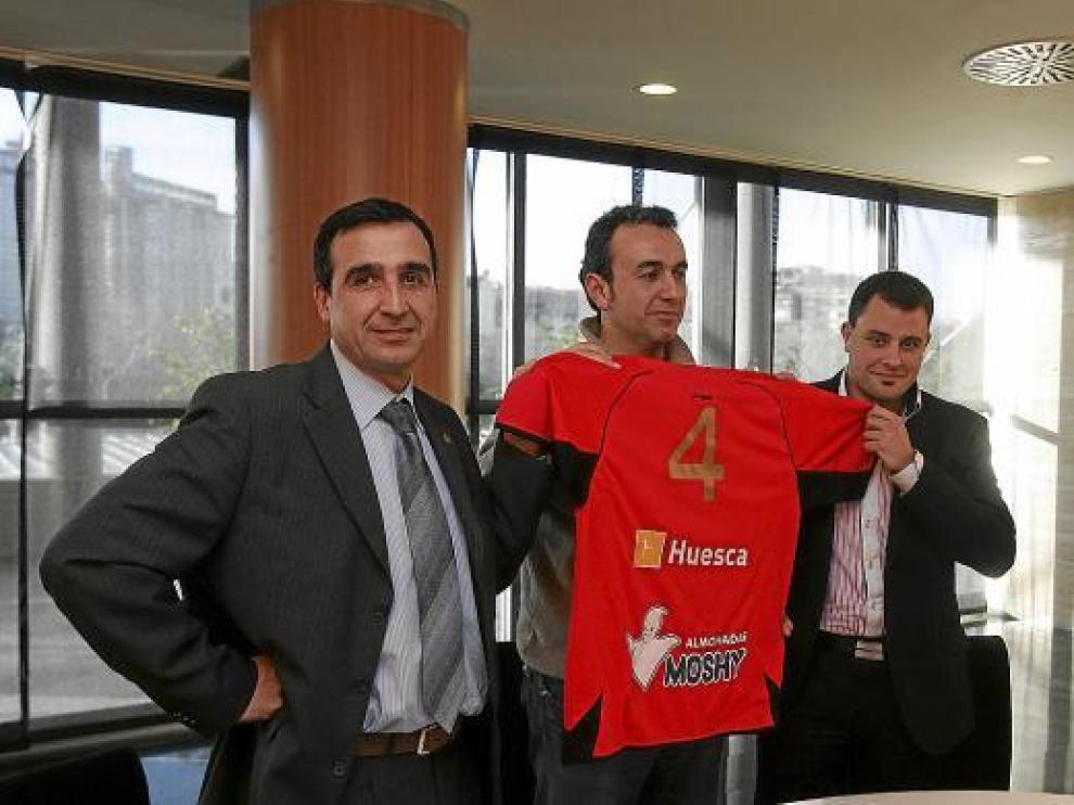 El vicepresidente del BM Huesca con la nueva camiseta que lleva impresa la publicidad de Moshy.