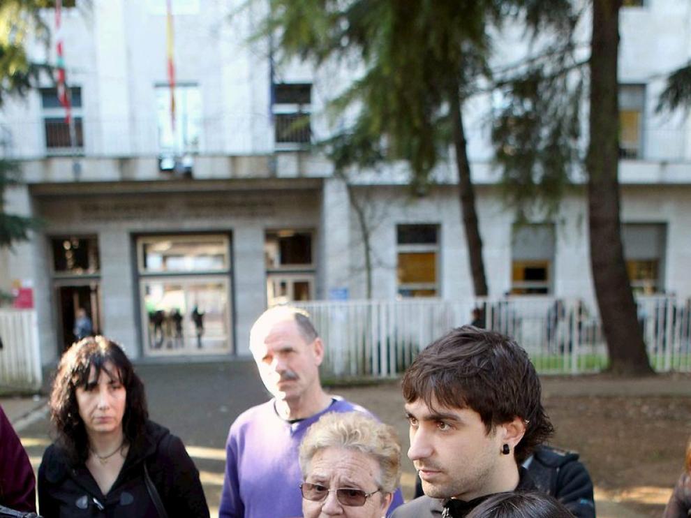 Familiares de la detenida