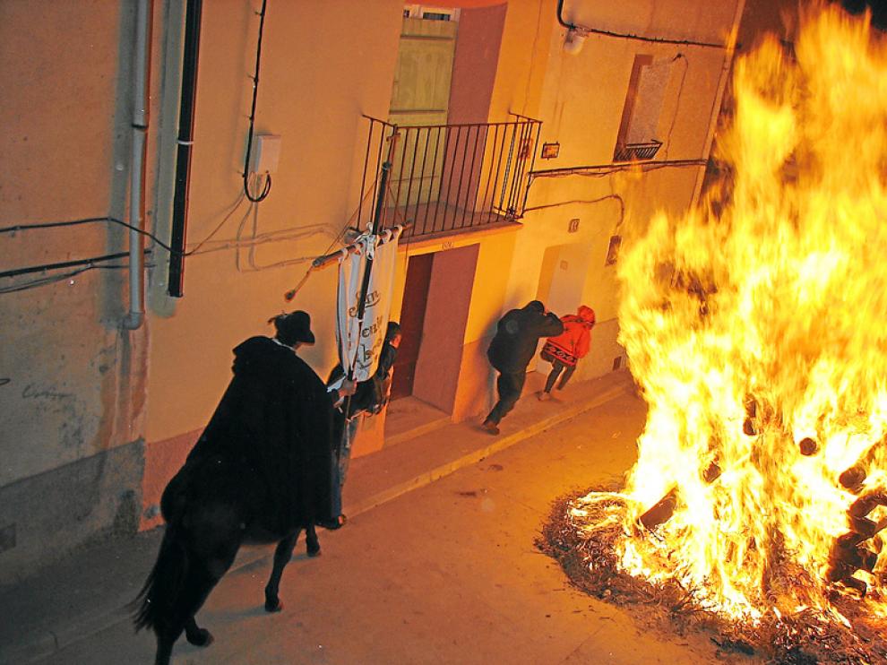 Celebración de la fiesta de la Encamisada, de Estercuel, en una edición anterior.