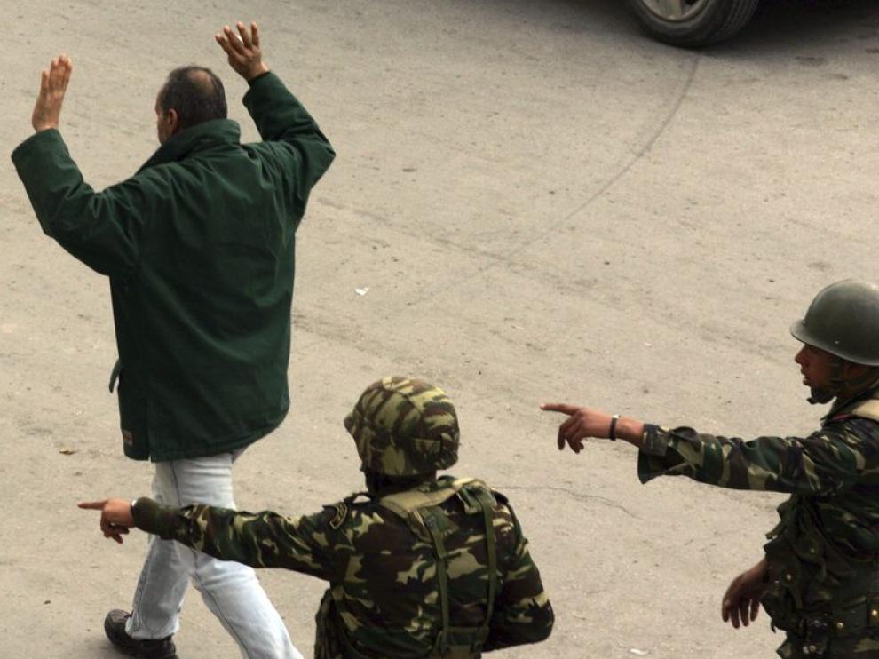 Un manifestante protesta contra el Gobierno tunecino.