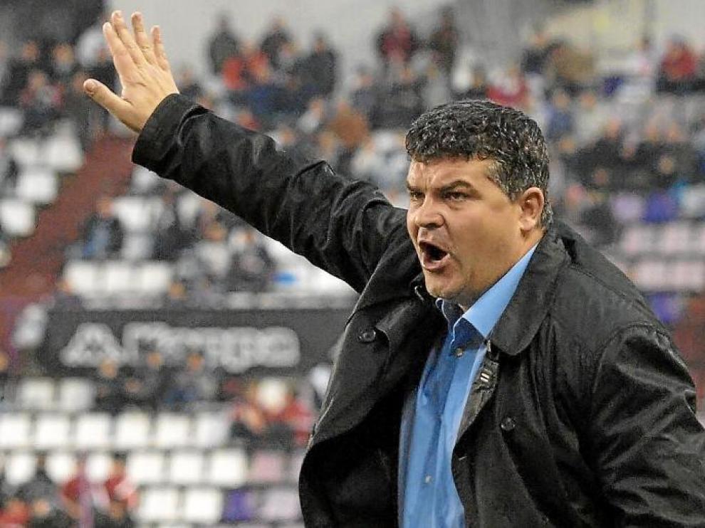 Onésimo da instrucciones a sus jugadores durante el partido de ayer.