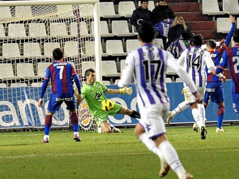 Andrés trata de rechazar un disparo de un jugador del Valladolid.