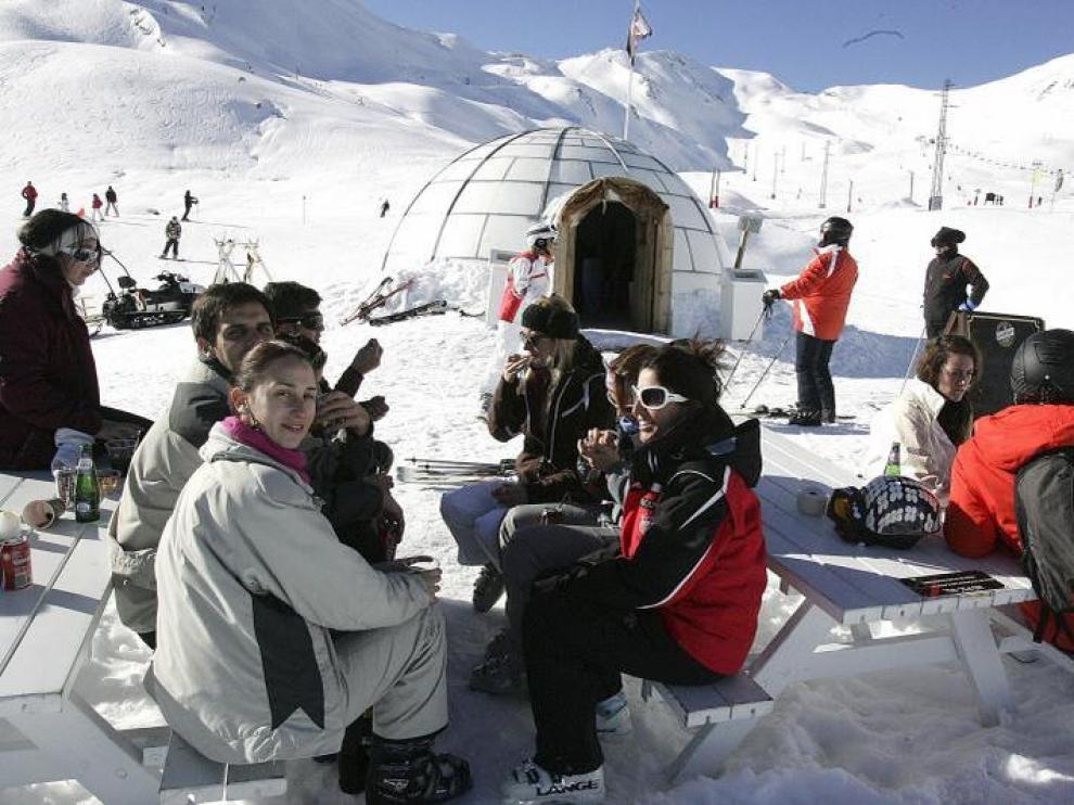 Un grupo de esquiadores disfruta del vermú en la soleada terraza del iglú, que abre sus puertas en la zona de Izas.