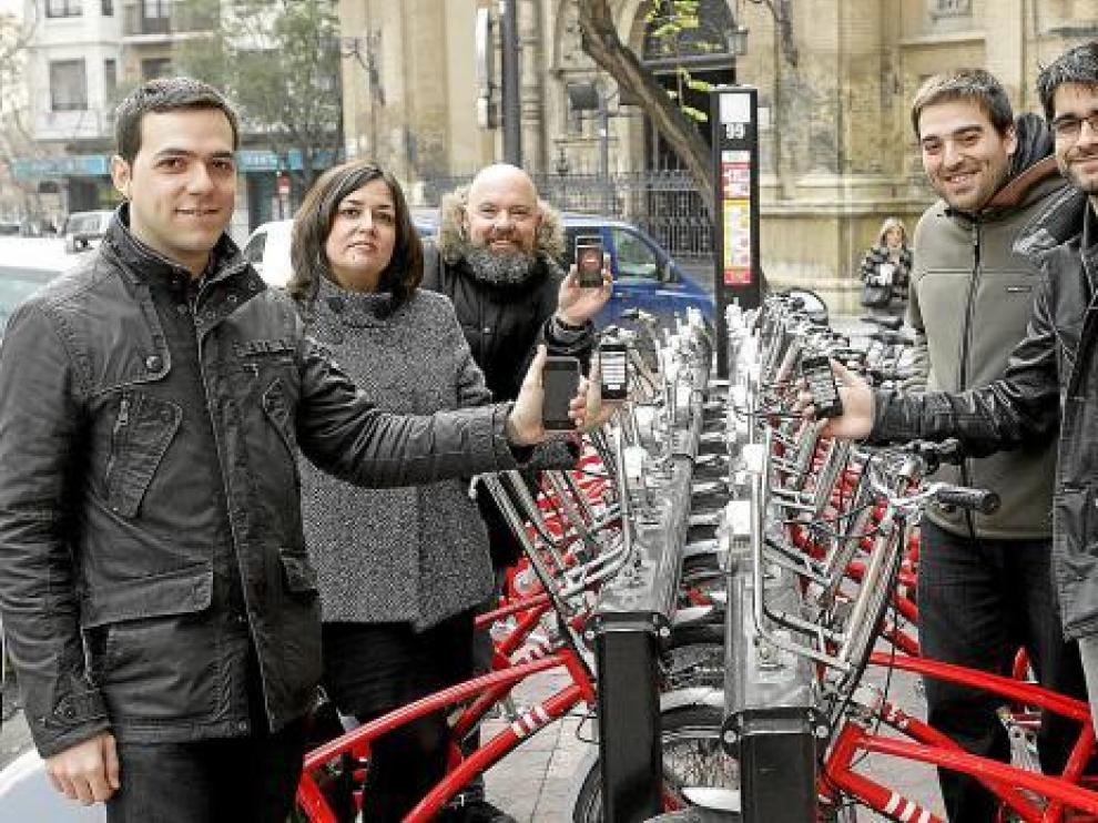 Los creadores de la aplicación 'Dónde en Zaragoza', en la estación de 'bizis' de Santa Engracia.