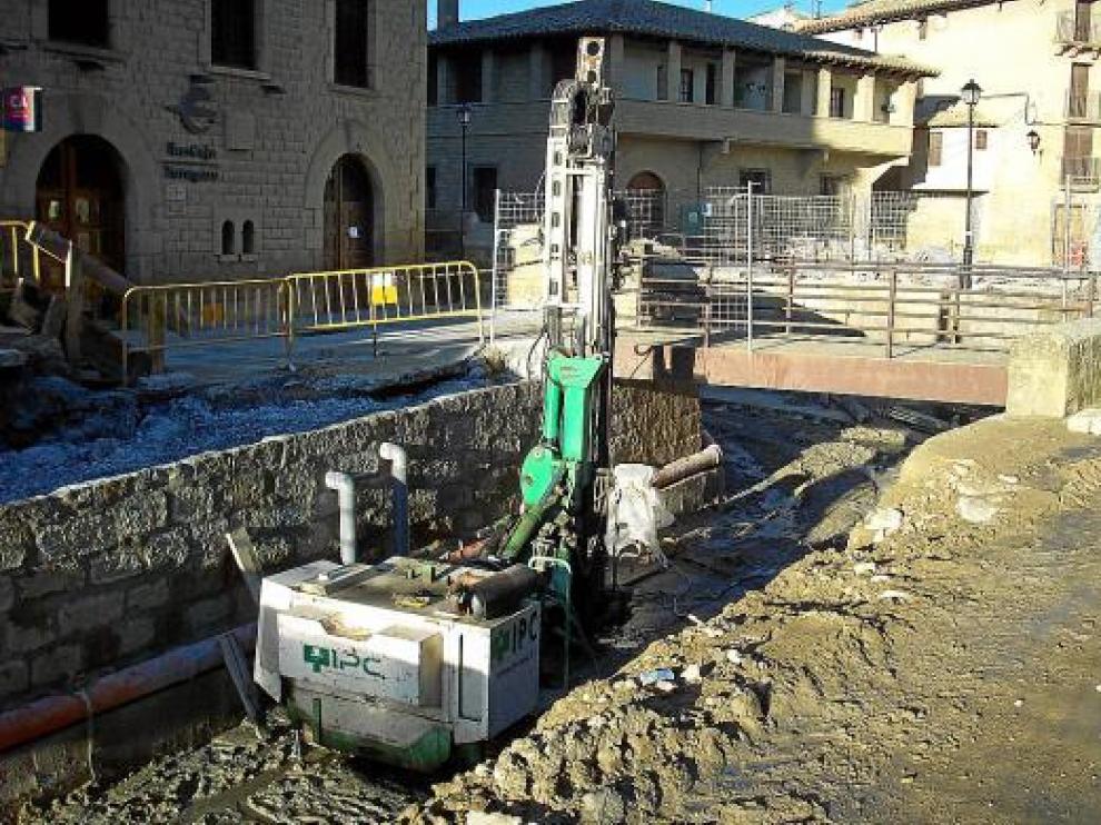 Las obras y las máquinas son visibles por donde pasa el río Riguel en Uncastillo.