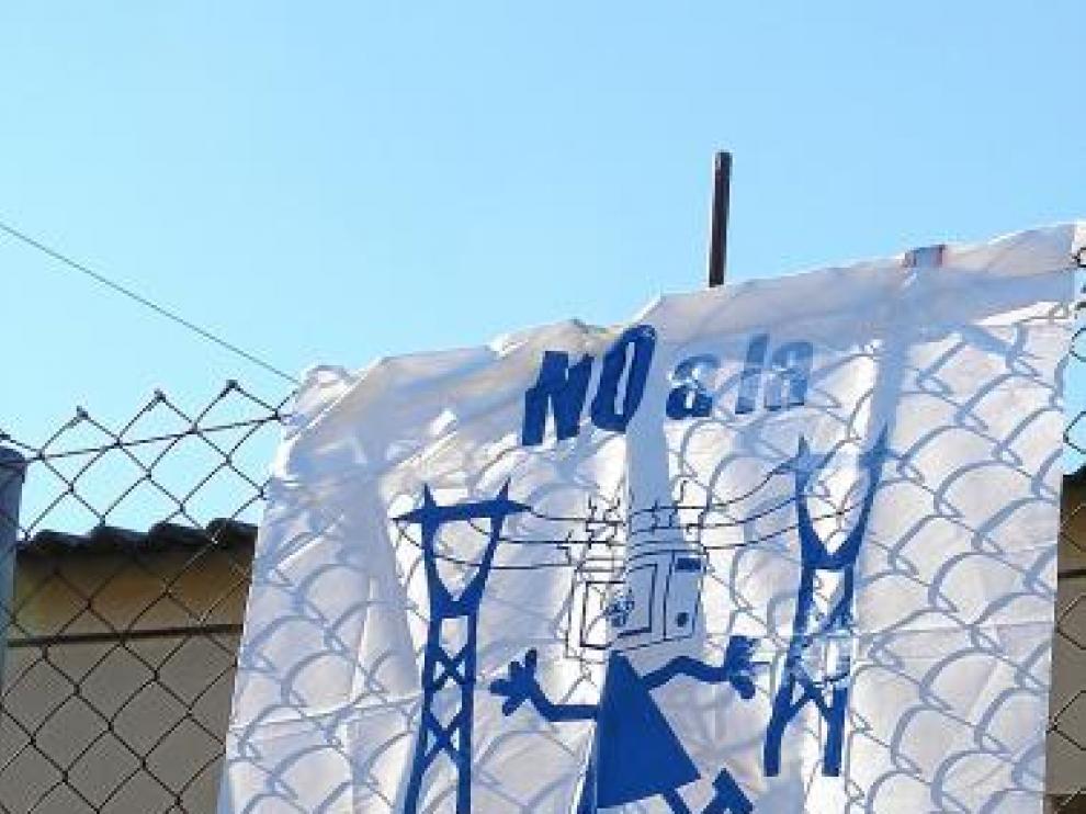 Cartel contra la línea colocado ayer en Puente de Montaña.