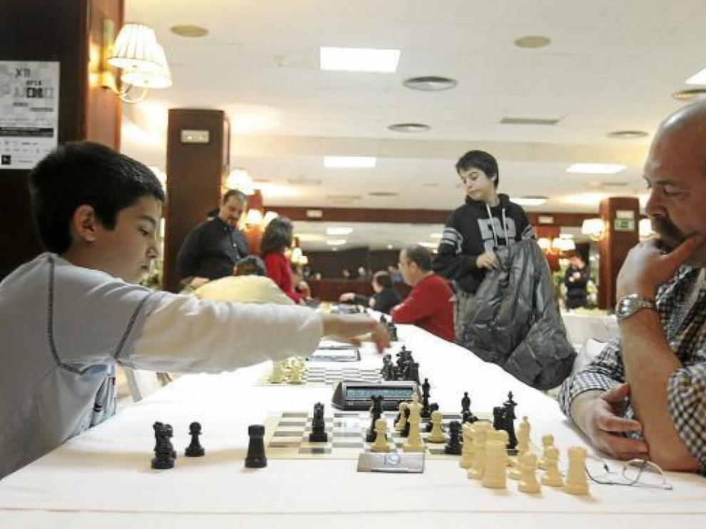 En primer plano, una de las partidas celebradas en el Hotel Pedro I del 'open' de ajedrez del CAH.