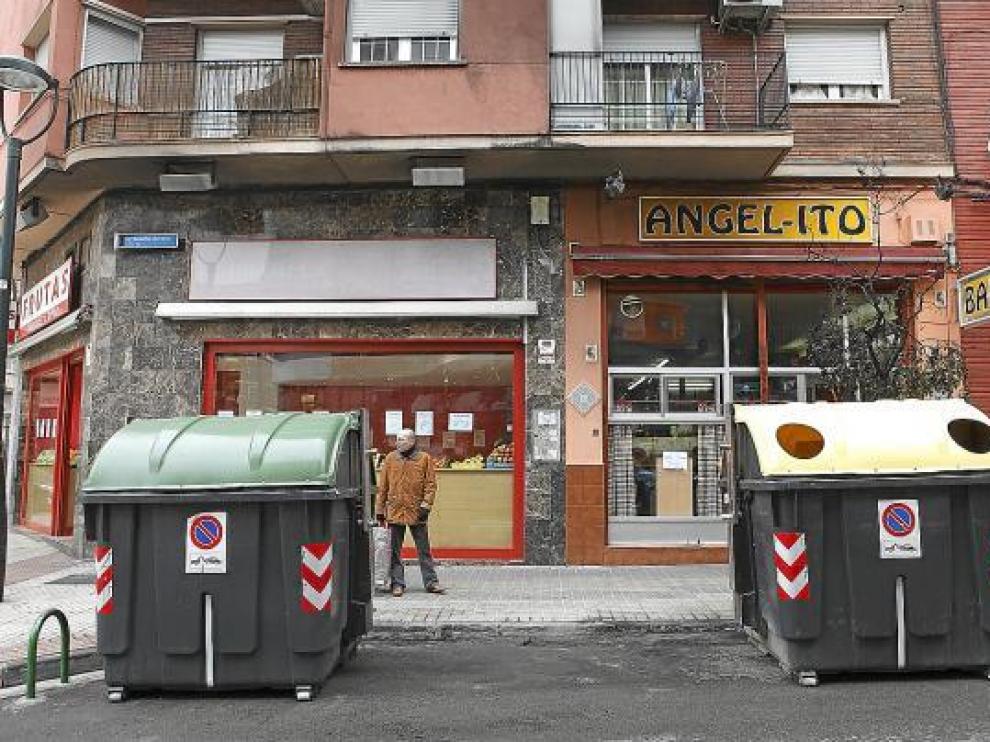 El humo ennegreció la fachada y destruyó los contenedores, que fueron repuestos enseguida.