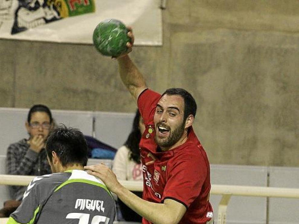 Emilio Esteban salva la oposición del extremo Miguel Martínez y se dispone a pasar el balón.