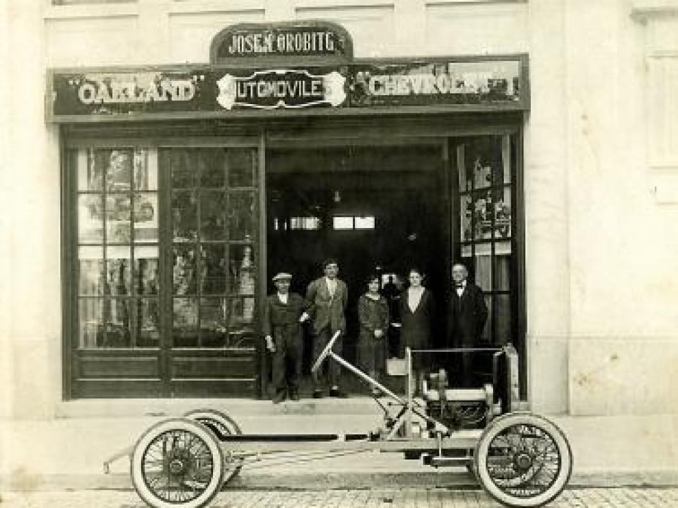 Lorenzo Gradé, junto al prototipo de su automóvil.