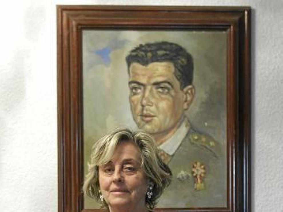 Maribel Franco, ante el retrato de su marido.