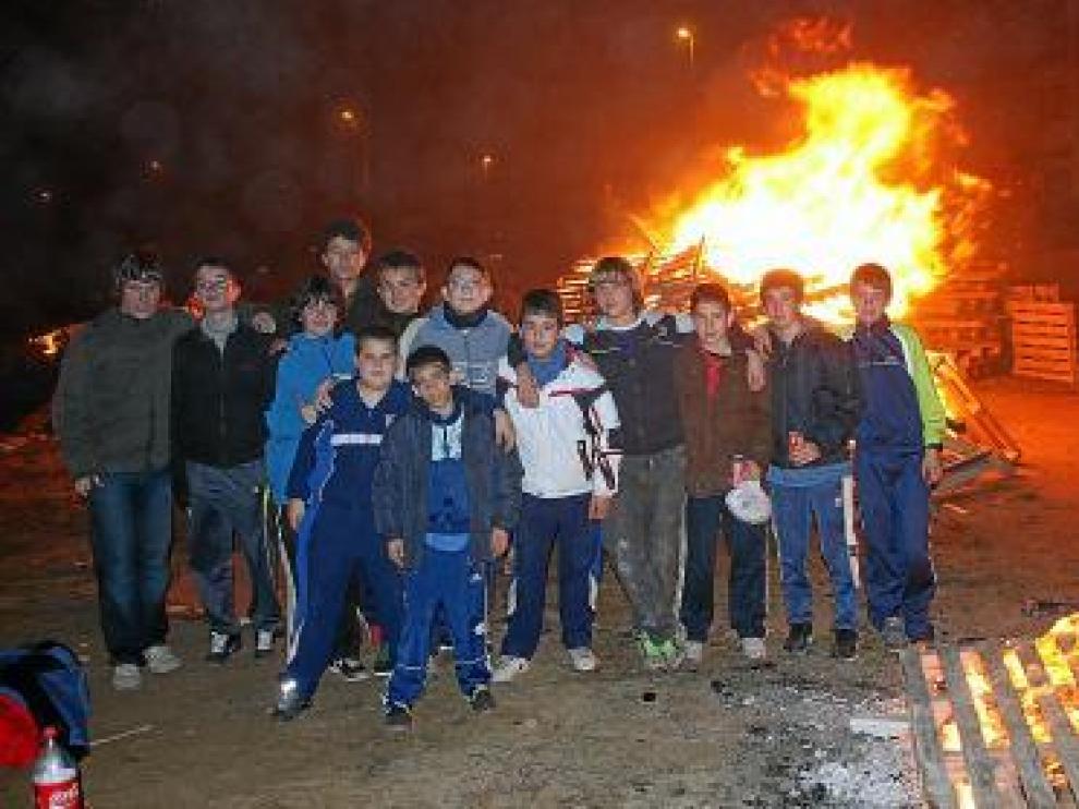 Alagón. Los vecinos, entre ellos muchos niños, se reunieron en la zona de Las Balsas.