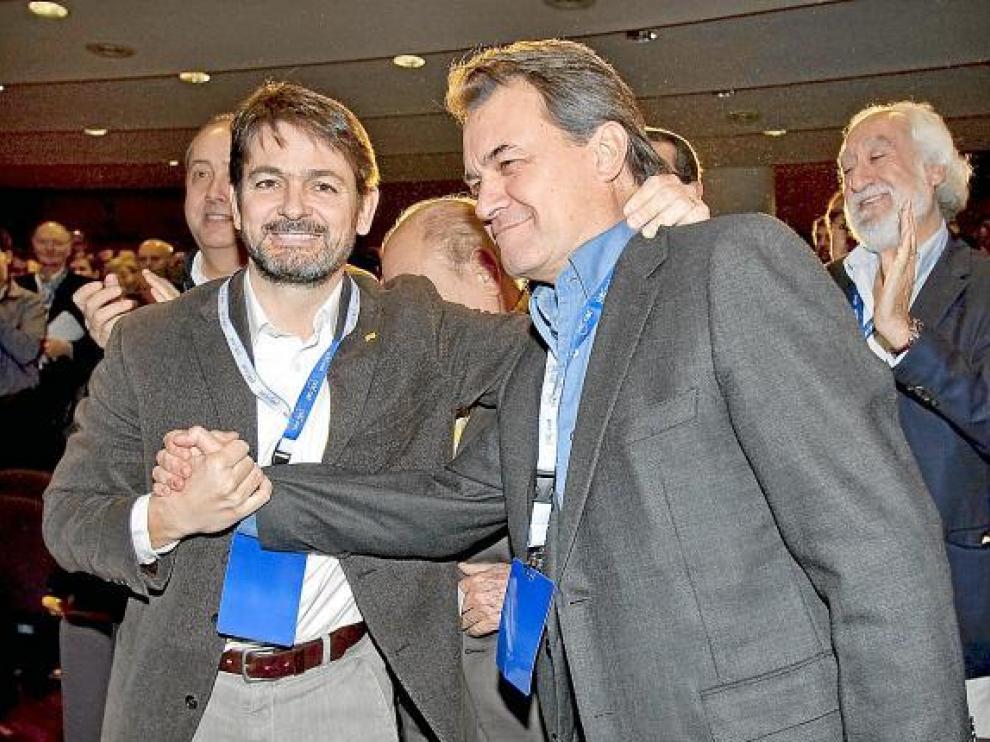Artur Mas saluda a Oriol Pujol (izquierda), nuevo número dos de CDC, ayer en Barcelona.