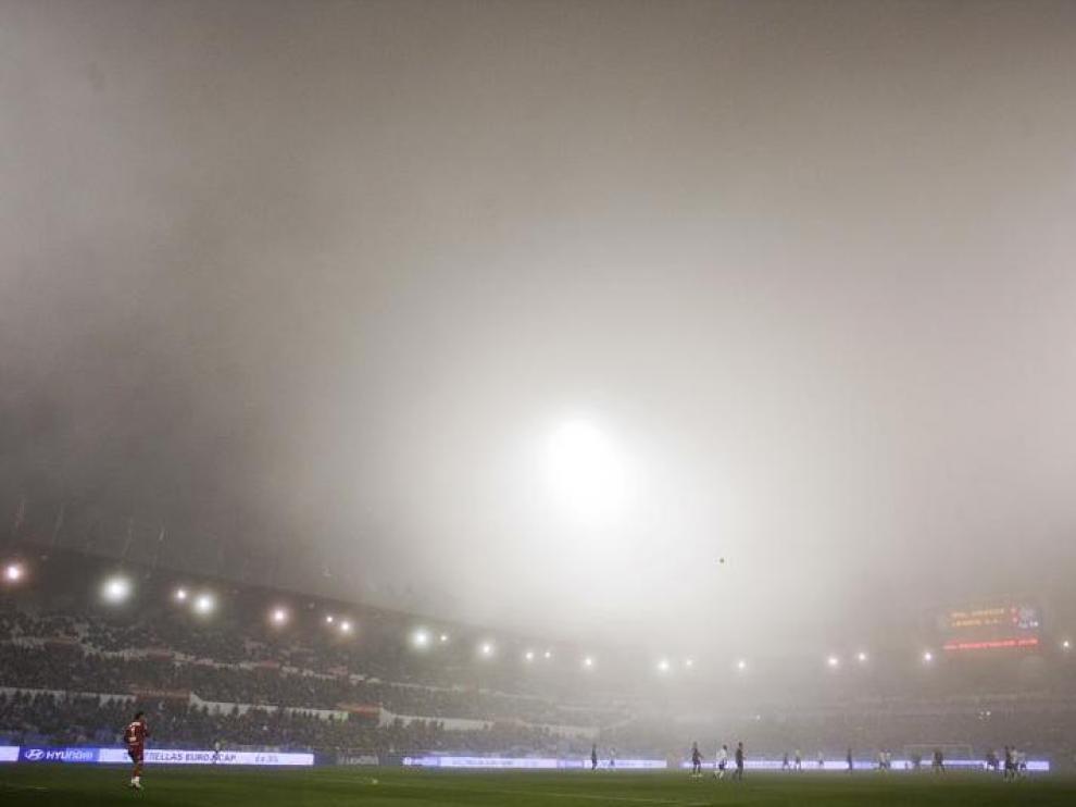 Imagen de La Romareda, envuelta en la niebla de principio a fin del partido.