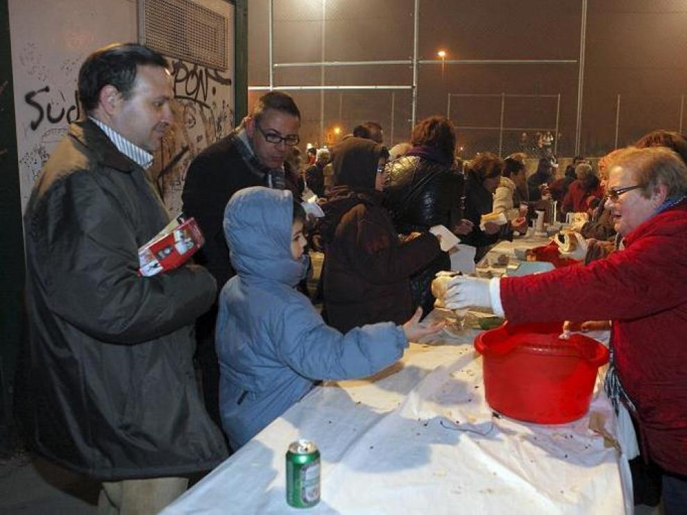 Unas 900 personas disfrutaron de un bocadillo de chorizo, longaniza o morcilla en Casablanca.