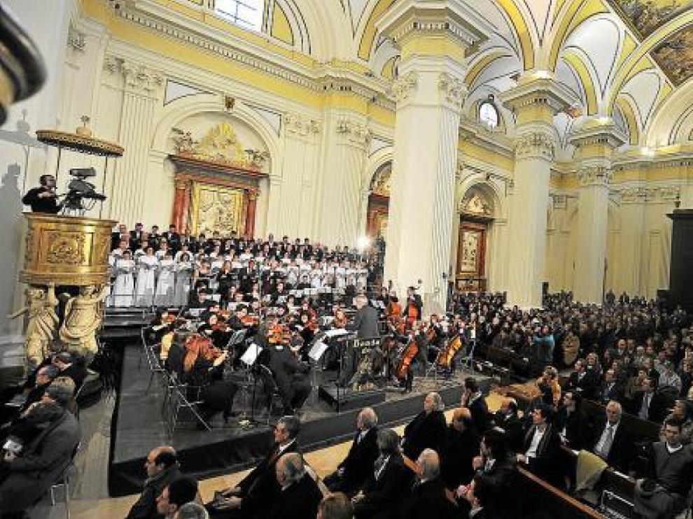 Los vecinos de Épila llenaron la iglesia para asistir ayer a la ceremonia religiosa y musical.