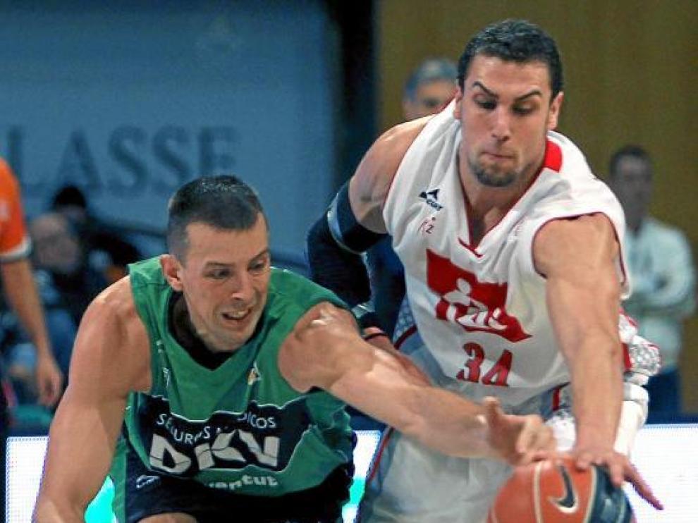 Pablo Aguilar y Jordi Trías pugnan por un balón dividido.