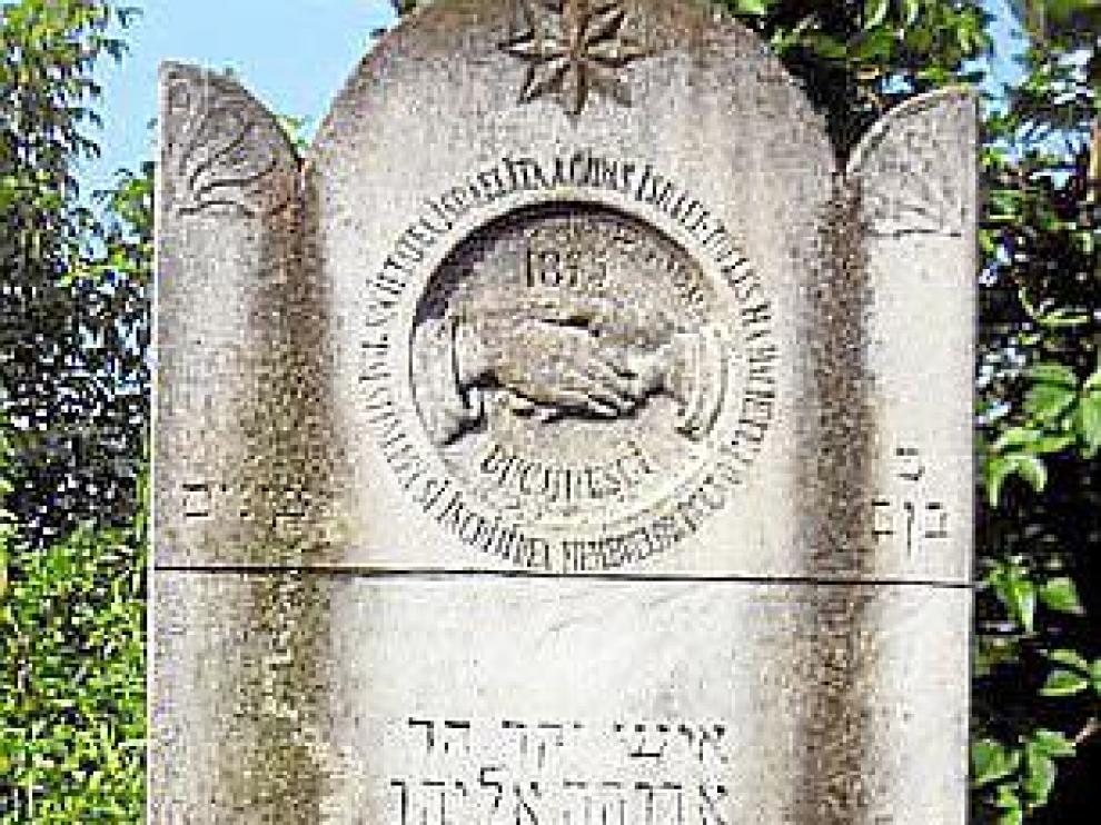 La tumba del judío Adolf Hitler en Bucarest.