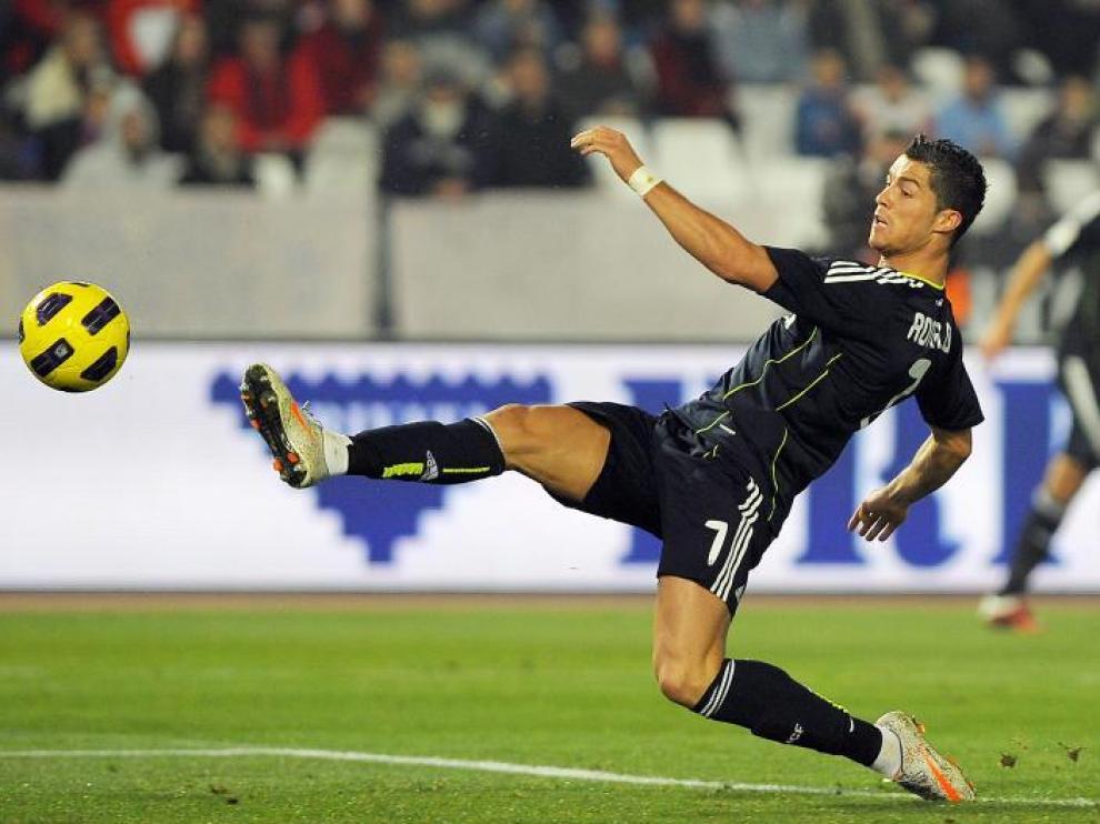 Cristiano Ronaldo se estira para tratar de llegar a un balón, ayer.