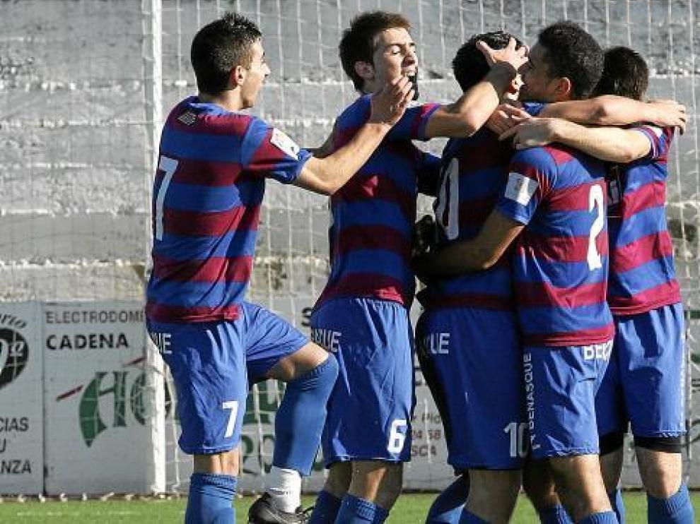 Los futbolistas del Huesca celebran el primero de los goles marcados por Unai al San Francisco.