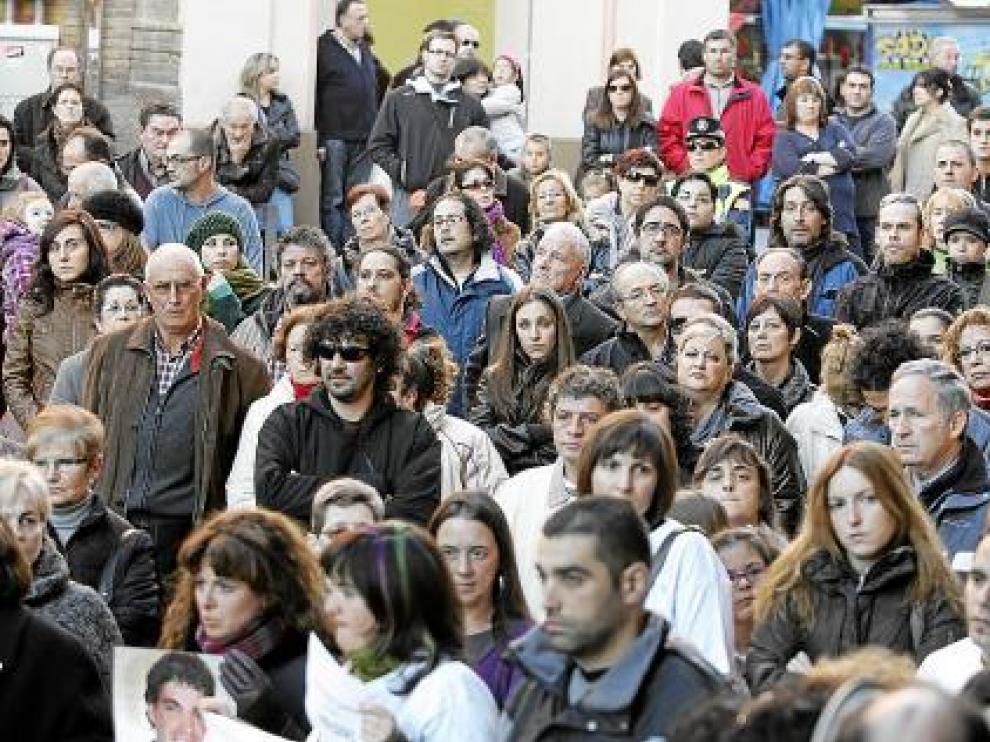 Asistentes a la concentración celebrada ante la Audiencia Provincial de Huesca.