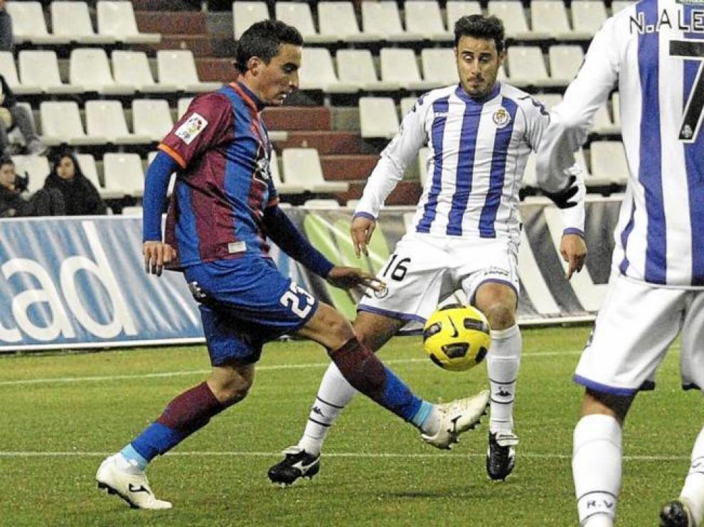El navarro Jokin trata de jugar la pelota en el partido del pasado sábado en el Nuevo José Zorrilla de Valladolid.