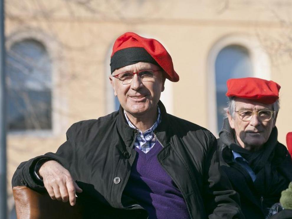 Duran i Lleida (i) y Xavier Trias, ambos con barretina, ayer en la fiesta Tres Tombs de Barcelona.