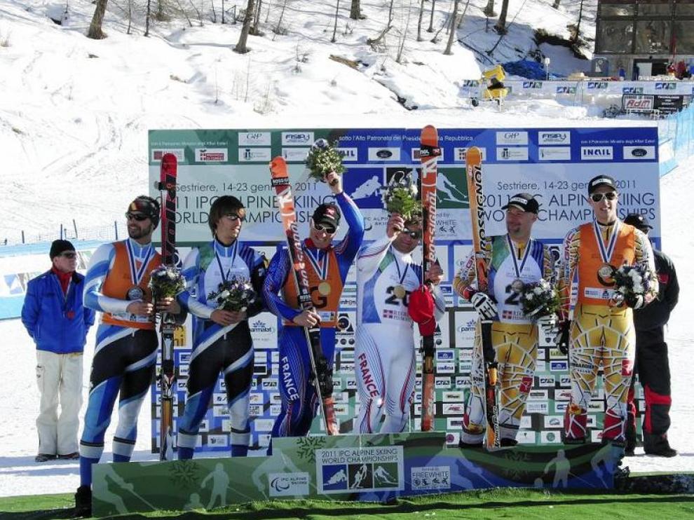 Miguel Galindo y Jon Santacana, primero y segundo por la izquierda, con las medallas de plata.