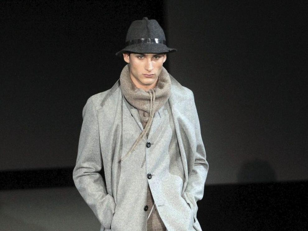 Un modelo muestra un diseño de Armani para jóvenes.