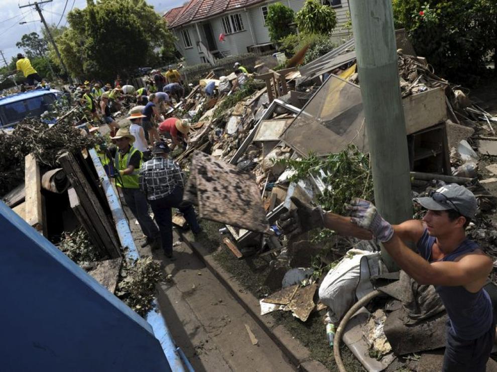 Limpieza de las calles en Graceville, tras las inundaciones de Brisbane